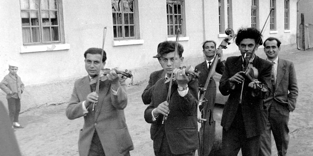 Romani musicians and craftsmen working in European communities